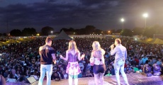 Banda Desejo de Menina no estádio municipal em Valença do Piauí